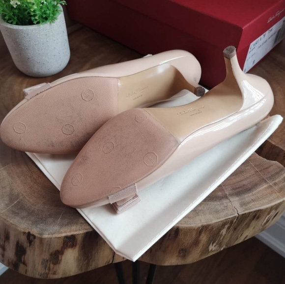 Salvatore Ferragamo Vira Bow Pump Shoe - Picture 4 of 7